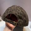 Baseballkappe mit Leopardenmuster für Damen im Frühling und Sommer. Pelzige und alte lässige Baseballkappe, die ihre Gesichter zur Schau stellt.
