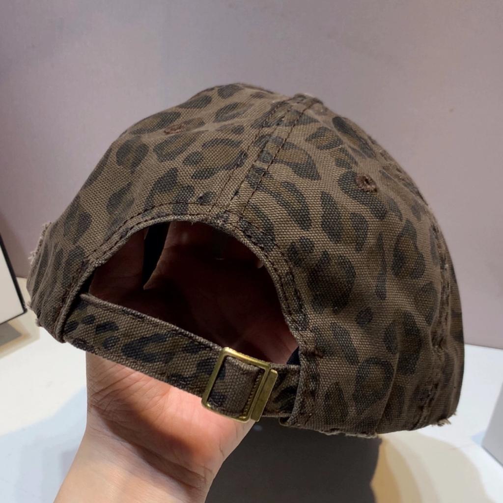 Baseballkappe mit Leopardenmuster für Damen im Frühling und Sommer. Pelzige und alte lässige Baseballkappe, die ihre Gesichter zur Schau stellt.