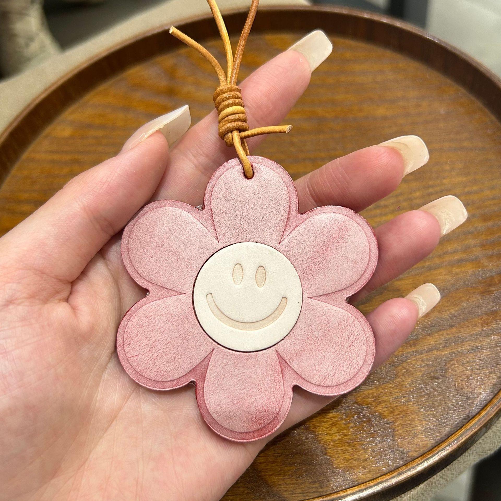 Mist Wax Cowhide Sunflower Pendant Smiling Face Flower Bag Pet Hanging Decoration Xiaohongshu Same Style Handmade красный