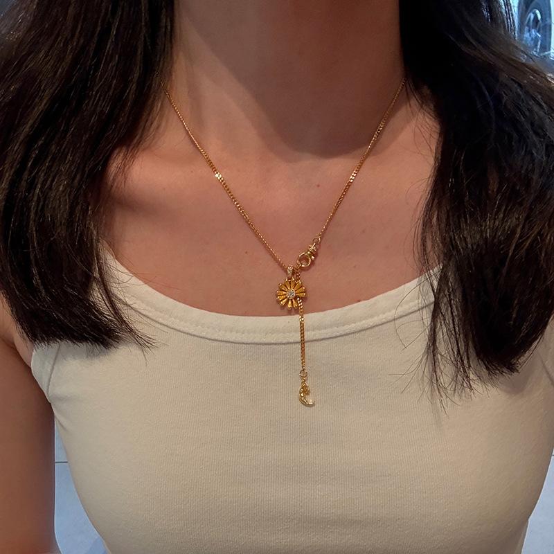 Light luxury classic diamonds inlaid daisy flower pendant crescent exquisite and unique tassel long necklace banquet jewelry