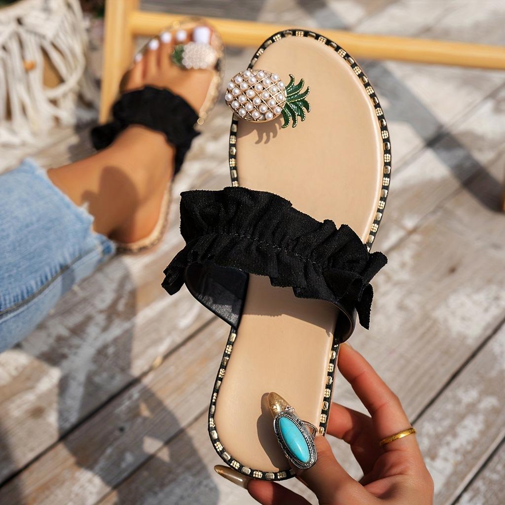 Damen Sommer Flache Pantoletten - Offene Zehen, Bequeme Runde Zehenpartie mit Dekorativem Ananas-Akzent, Lässige Strandschuhe, Schwarzes Stoffrüschen-Design
