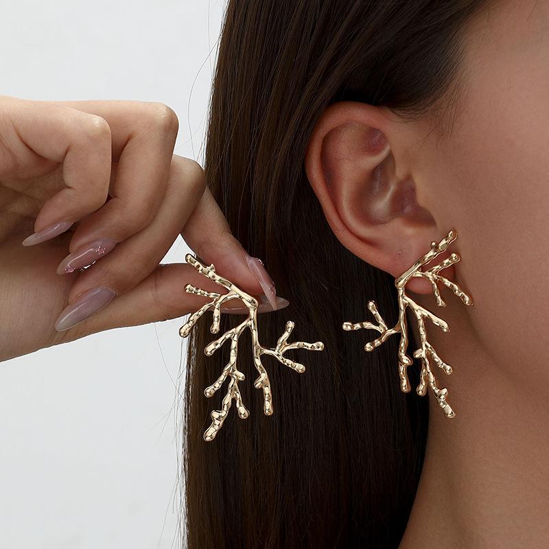 Eksplozywne kreatywne szykowne kolczyki damskie wiatr metal czerwone gałązki koralowe modne ulica aukcja pozowanie zabawne uszy