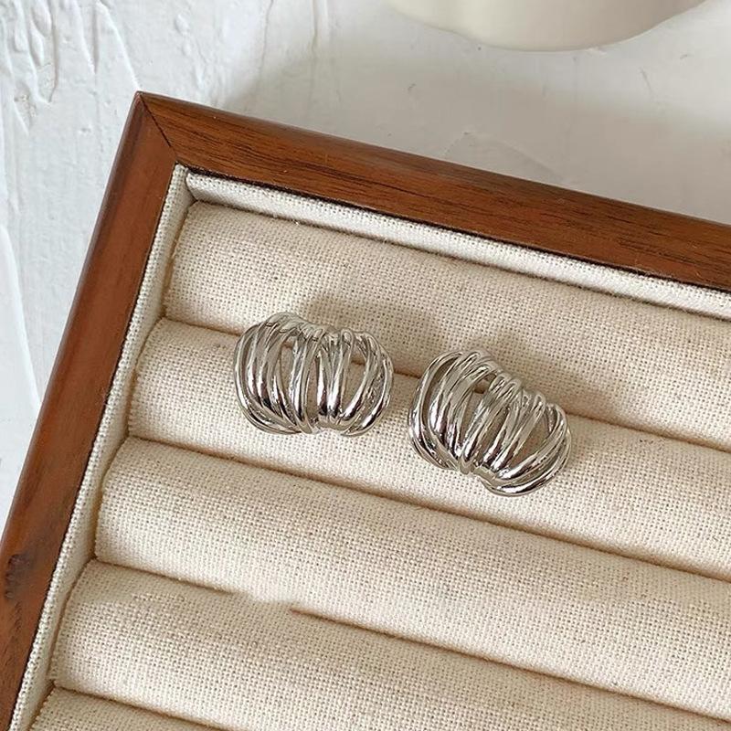 

Элегантные многослойные минималистичные французские металлические серьги для женщин – уникальное дизайнерское украшение с ощущением роскоши и стиля серебряный