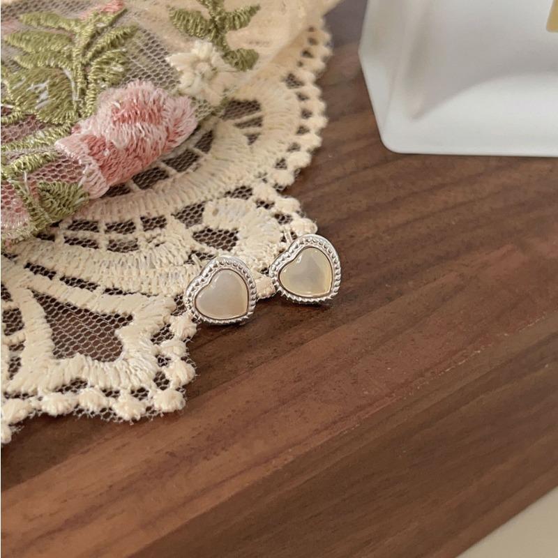 Earrings Niche Design High-end Sense Small Shell Love Stud Earrings French Earrings Ear Buckle Women's Earrings