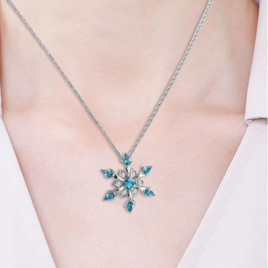 Ladies Necklace Snowflake Pendant Comfortable to Wear Jewelry Stylish Women Pendant Necklace for Outdoor