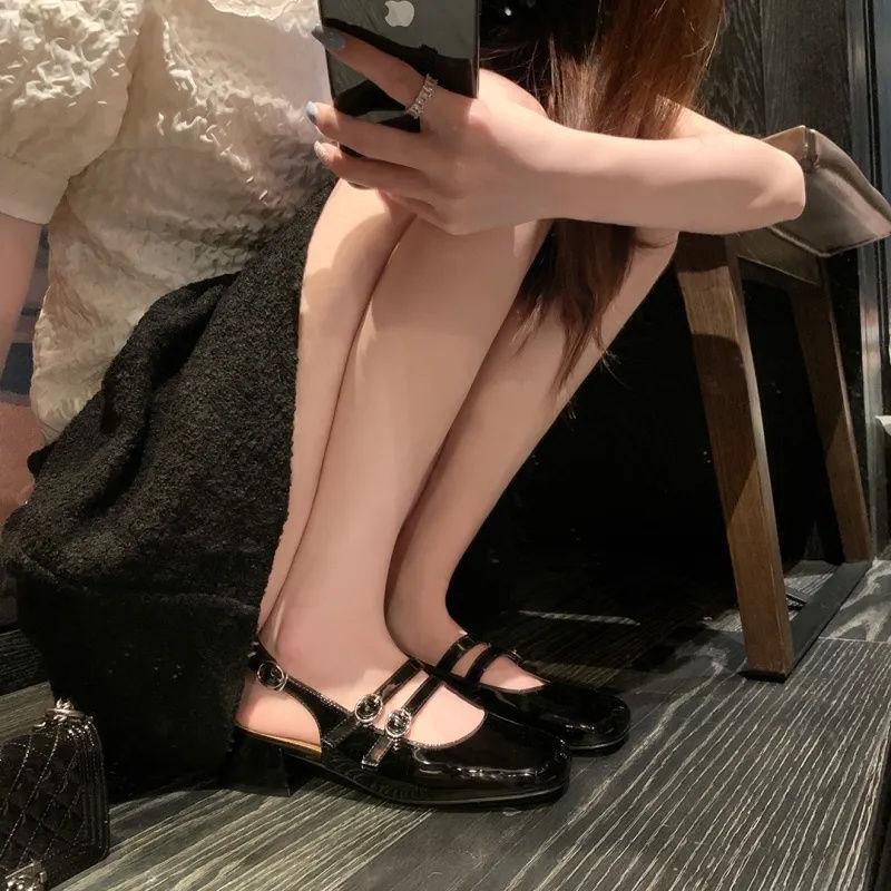 Antu dziewczęca okrągła torba na głowę głowa gruby obcas puste sandały damskie lato nowy czerwony buty Mary Jane