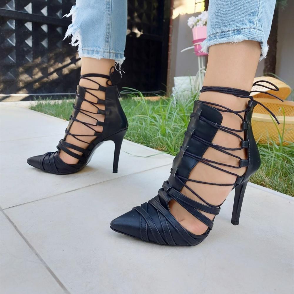 

Женские черные кожаные туфли на каблуке со шнуровкой