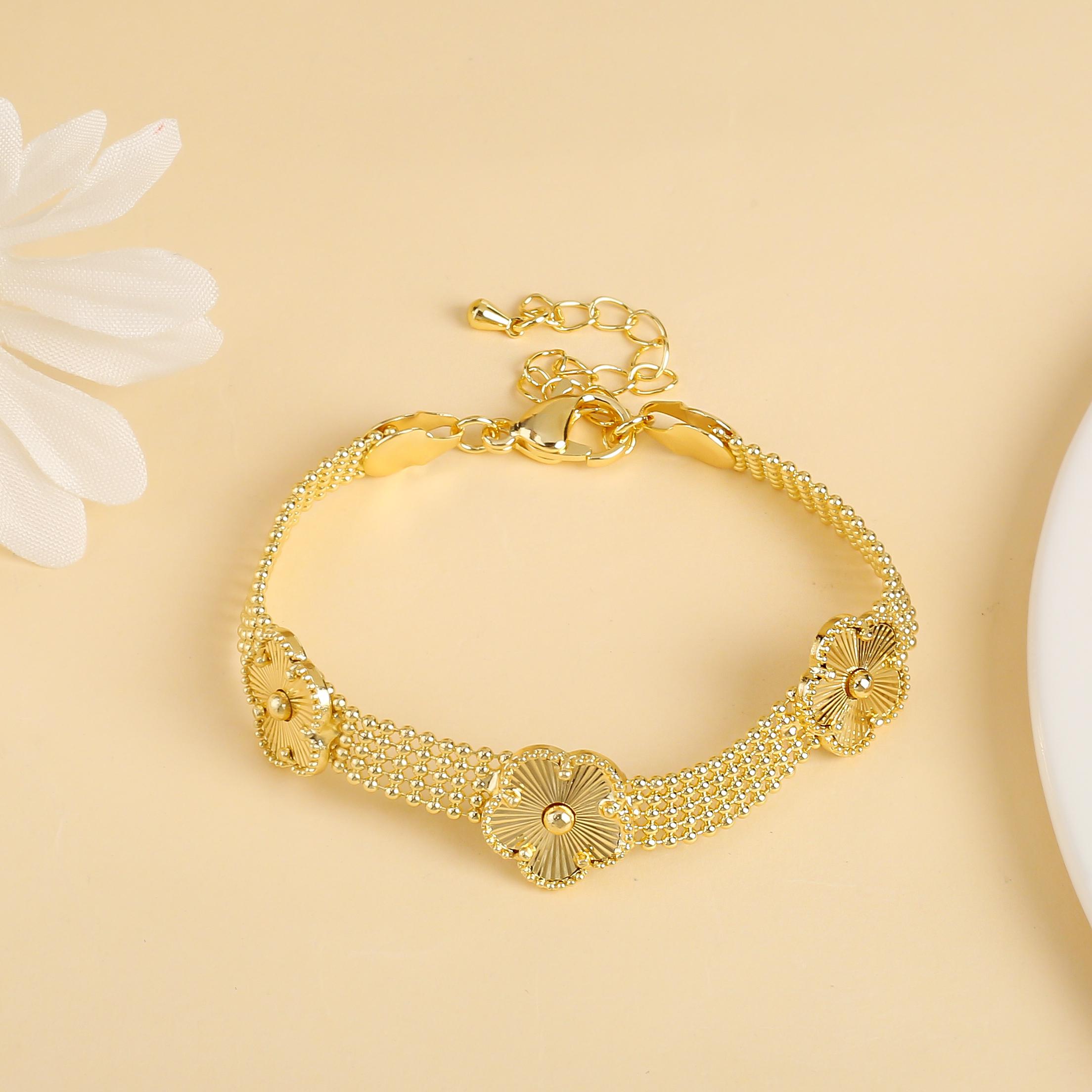 

Trendy 18k Gold Plated Metal Laser Five Leaf Flower Bracelet Necklace Zircon Set Simple For Woman Party Trend Zircon Clover
