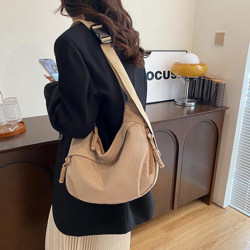 Dumpling Bag Women's Corduroy Messenger Bag Large Capacity Shoulder Bag Casual Women's Bag Simple Versatile Sports Commuter Backpack