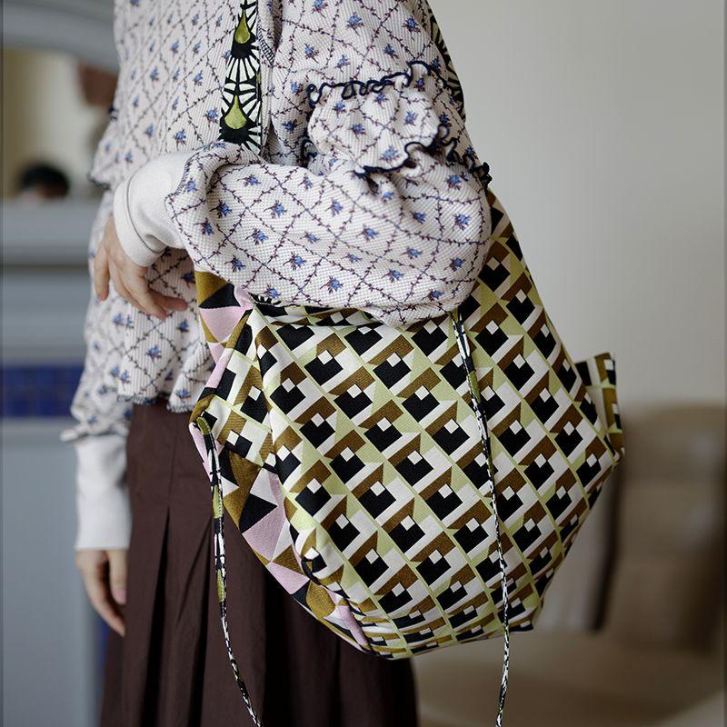 

Housedesign Original Spring New Design Irregular Jacquard Messenger Bag Niche Commuter Shoulder Handbag Three-spell pattern