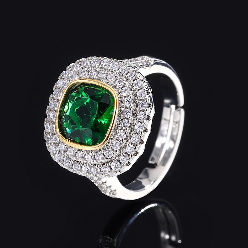 

Кольцо с преувеличенным кристаллом циркона, инкрустированное бриллиантами, кольцо с имитацией бриллианта, кольцо с изумрудом.