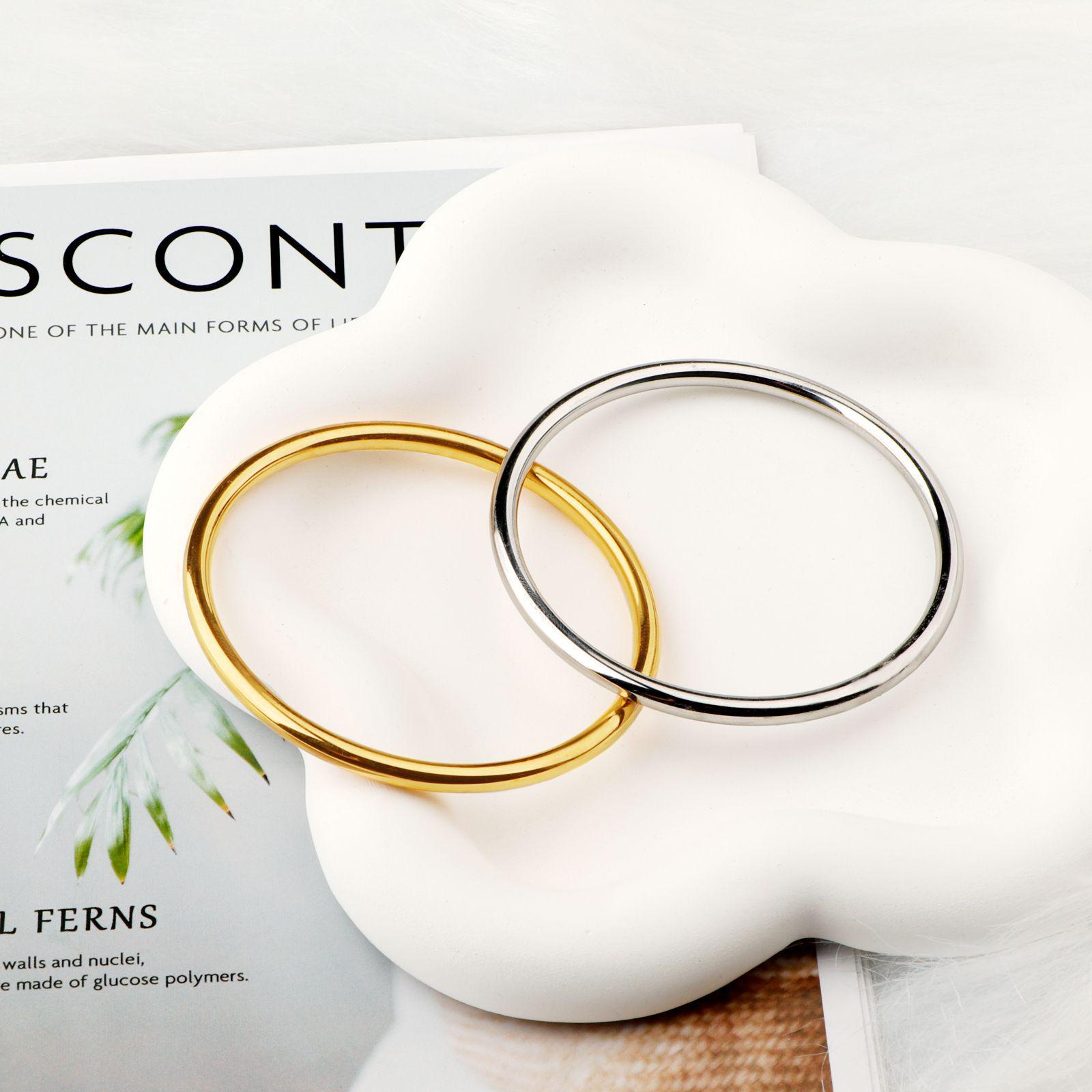 

Женский браслет-бангл из полированной титановой стали с покрытием из 18-каратного золота, 4 мм - Не выцветающая бижутерия 4mm coil bangle 65mm - Silver