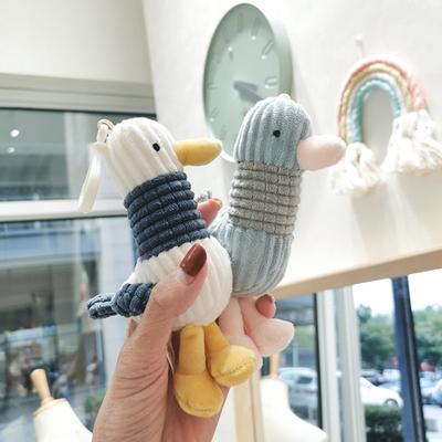Krásná lehká plyšová hračka s přívěskem na klíče pro panenku