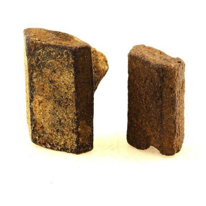 Pierres et Minéraux. Staurolite. (2 pcs) 192.65 ct. Kerzest, Coray, Finistère, France.