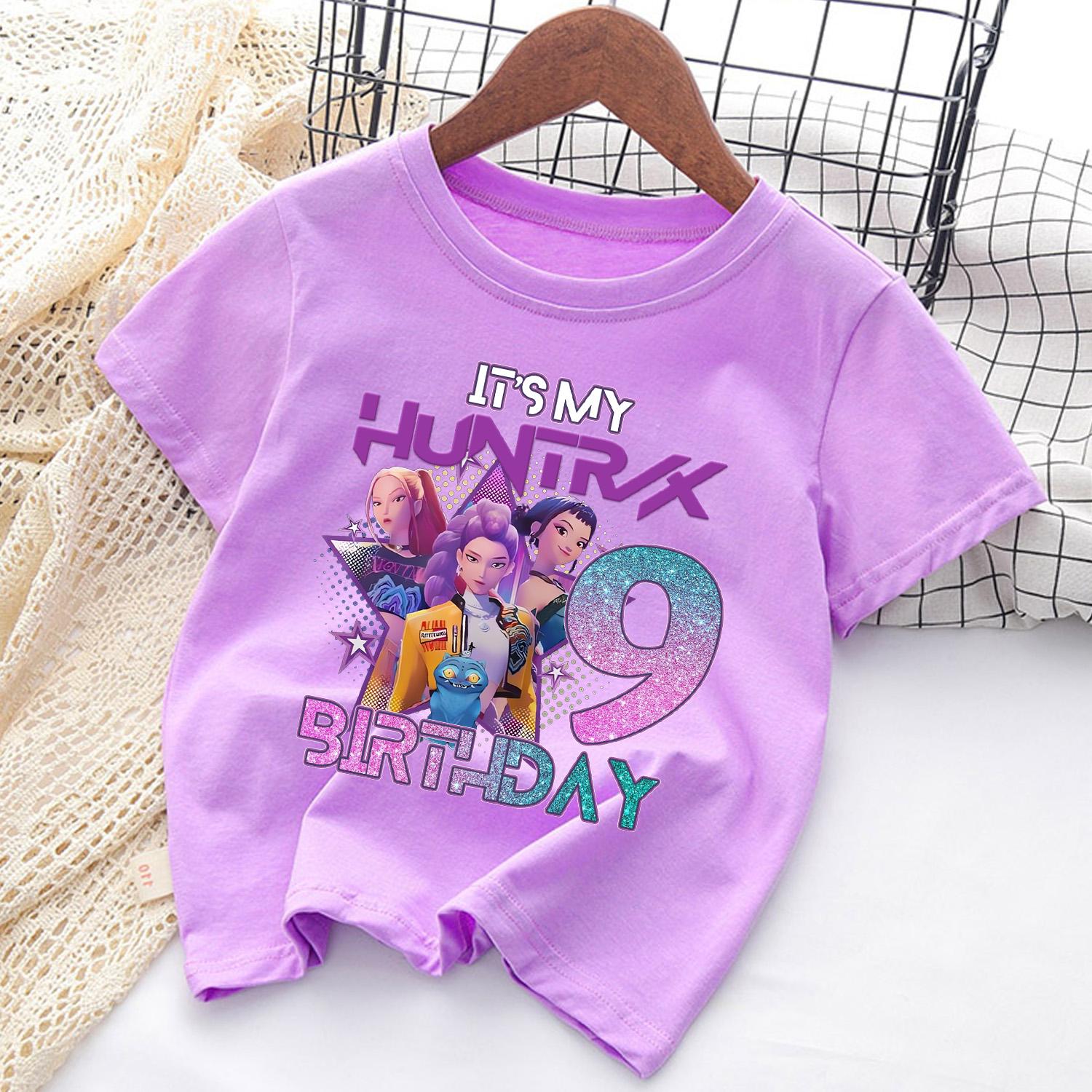 

Футболка KPop Demon Hunters для детей на день рождения, футболка с фигуркой, топ, одежда для девочек и мальчиков, фиолетовая, мультяшная, с коротким рукавом, детская одежда, подарок 100