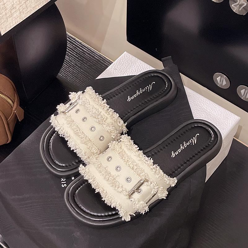 

Xiaoxiangfeng slippers women s summer wear 2025 new rhinestone fairy flat-bottomed non-slip beach one-word cool slippers 40