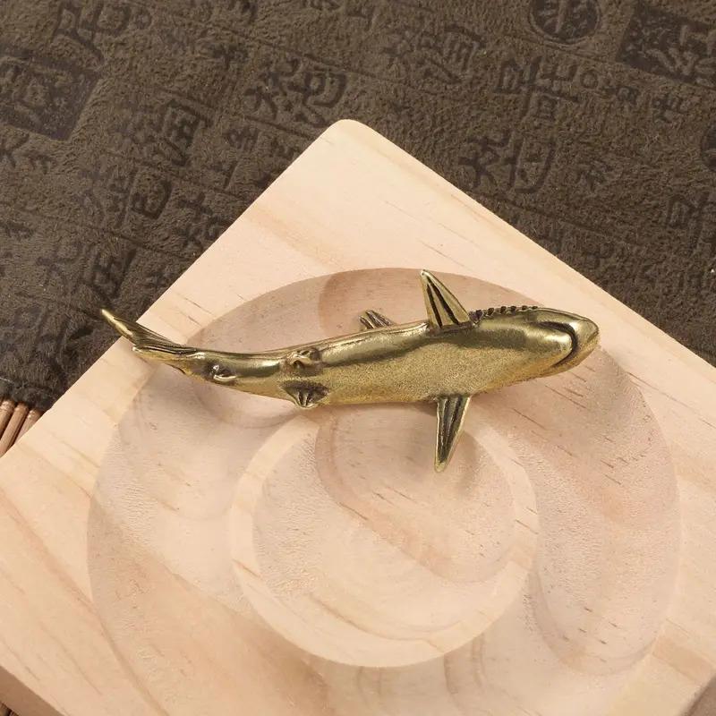 Latón Tiburón Pequeño Adorno Animal Metal Figurine Mascota de Té Decoración de Escritorio Oficina Colección de Artesanías Decoración del Hogar