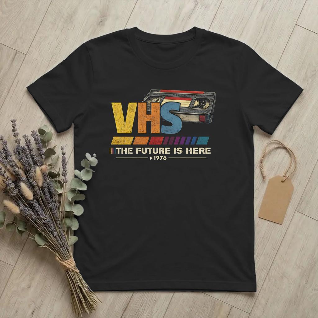 VHS-Kassette Die Zukunft ist da 1976 T-Shirt Unisex 100% Baumwolle Humor T-Shirt Rundhals Video Abgenutztes T-Shirt Kurzarm Kleidung