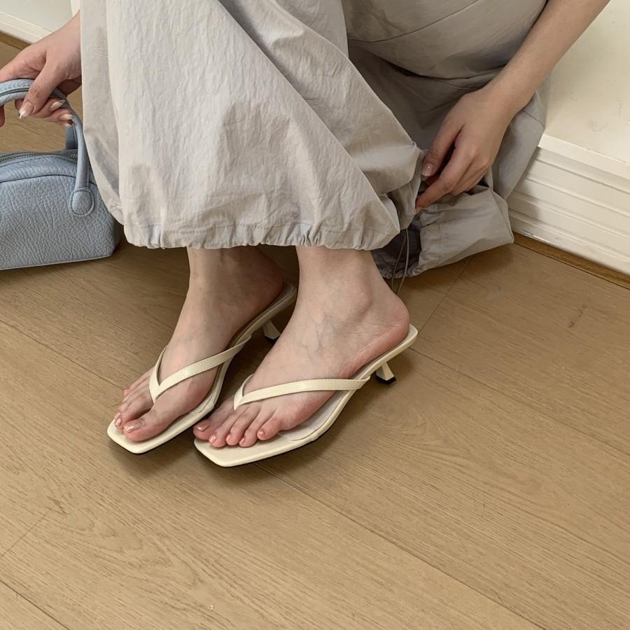 Zehensandalen Damen Sommerbekleidung 2025 neu Zehen quadratisch Kitten und französische Internet-Berühmtheit mittelhohe Sandalen halbe Sohle