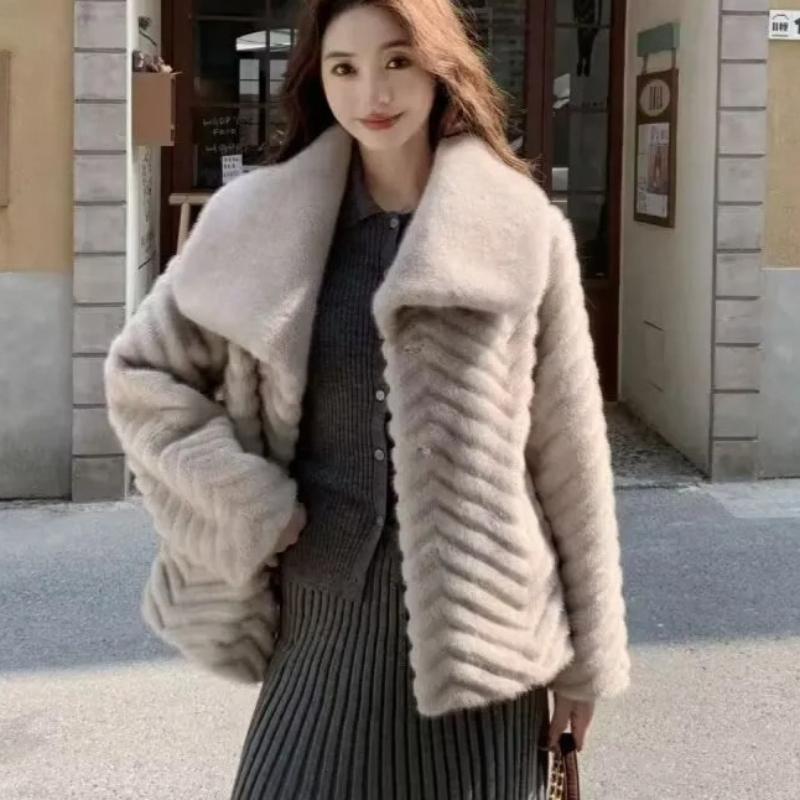 Popular high-end Hepburn style short Coat for women's Winter Mink coat Ladies Fur Jackets Fur Car Strip Mink Jacket