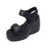 Krazing Pot Schaffell Peep Toe Dicke High Heels Plattform Sommerschuhe Hakenschlaufe Lässige wasserdichte Damensandalen