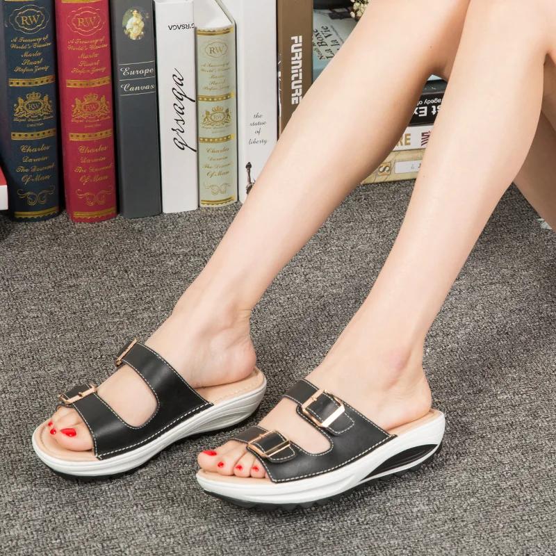 Модные тапочки для женщин Роскошные сандалии на платформе и танкетке Летние женские мюли — фото 3