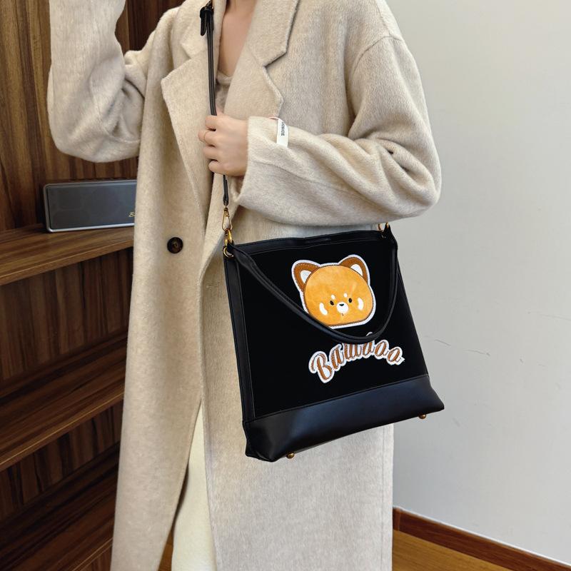 

Новая модная и милая сумка через плечо 2024 года с медведем, женская сумка Donnie Mori, повседневная сумка-тоут, большая вместительная сумка-мессенджер 33*8*28 чёрный