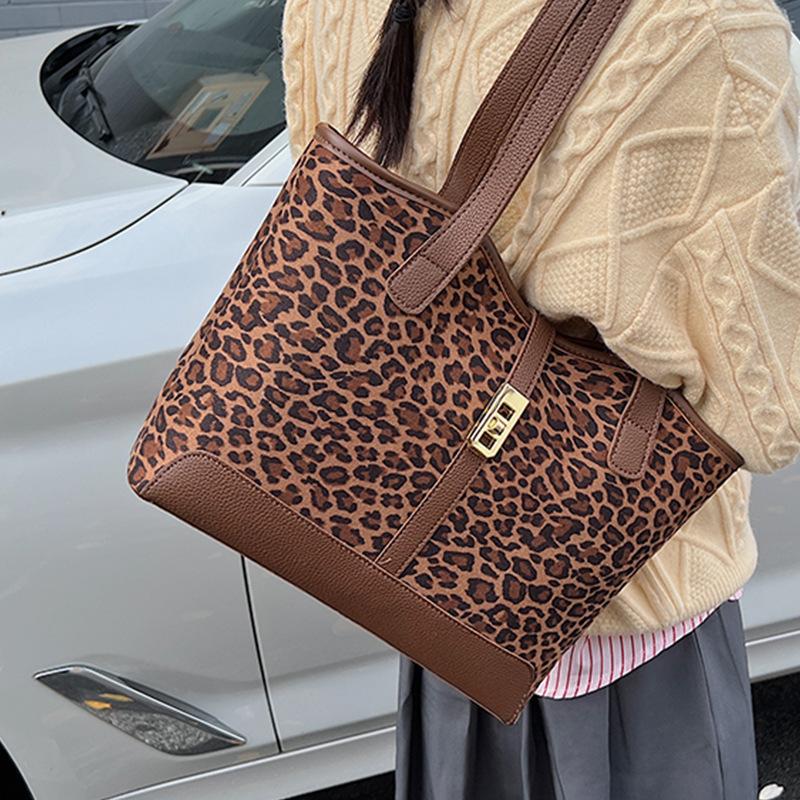 Fashionable and Sophisticated Single-shoulder Bag with A Large Capacity and Simple Design Tote Bag