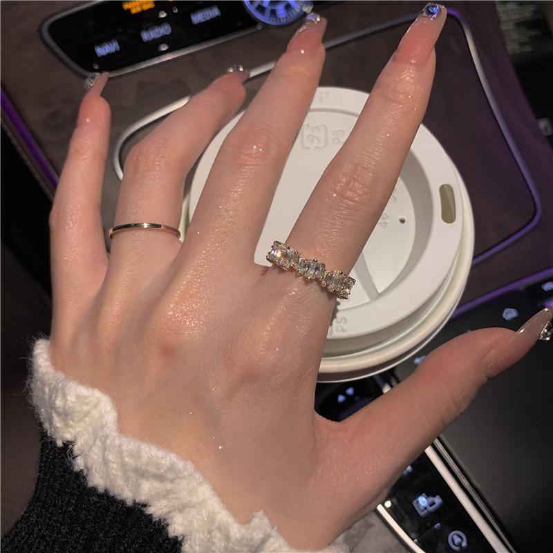 Design Fashionable Geometric Rhinestone Ring For Women With Unique Chic Appeal