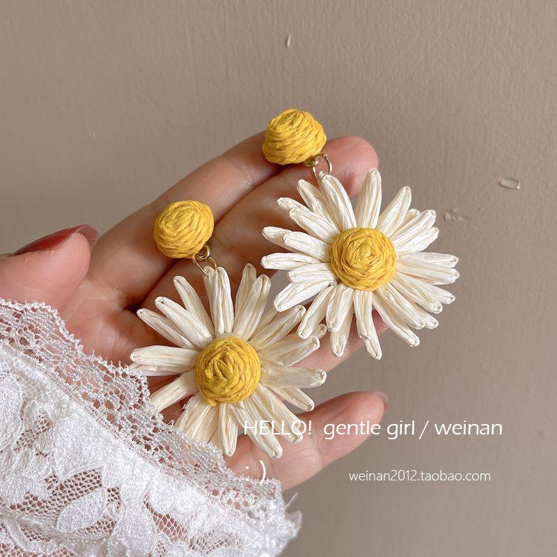 

Spring Small Chrysanthemum Romantic Fresh Fairy Travel Photo White Make Your Face Look Thinner Earrings Big Eardrops Jewelry Girlish A pair of stud earrings