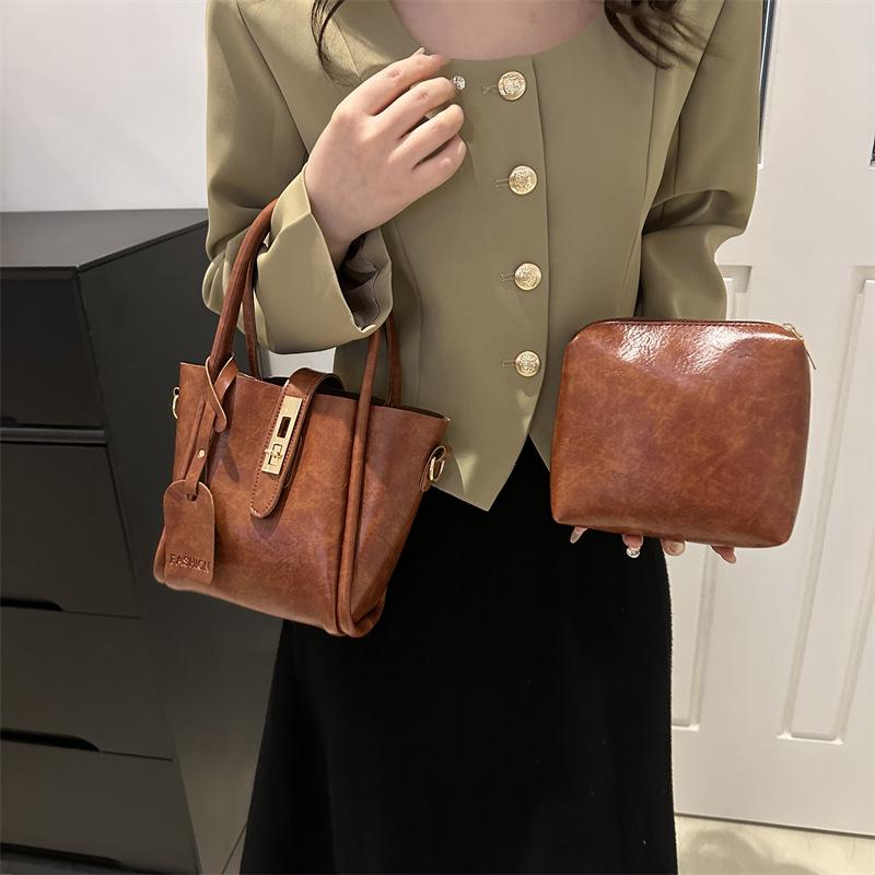 

Simple commuter handbag 2024 new texture trend shoulder bag women s casual lock bucket messenger bag коричневий