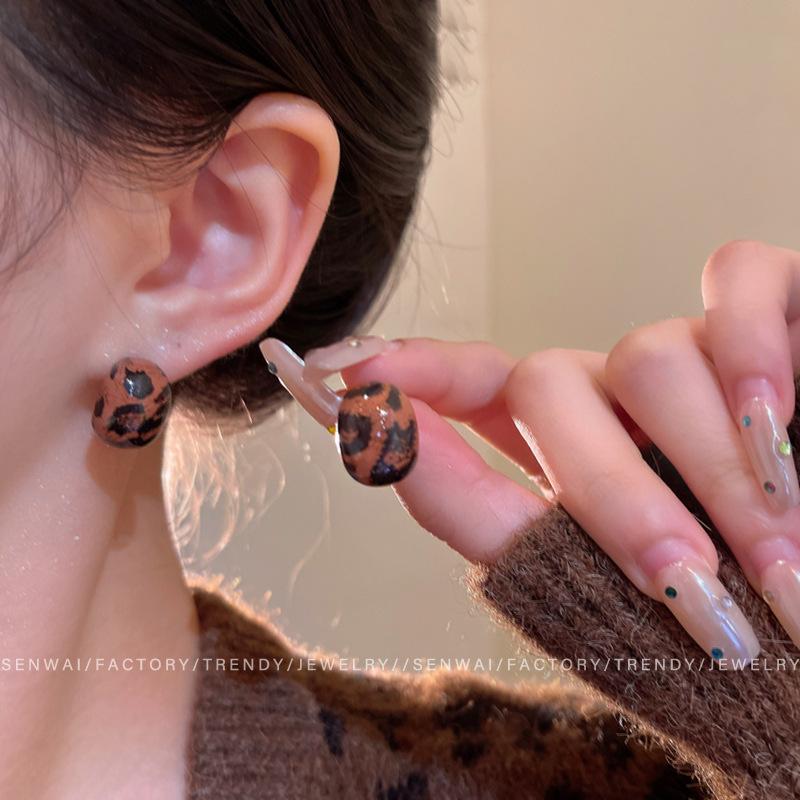 

Maillard leopard print earrings, femininity stud earrings, autumn and winter fashion versatile commuter ears