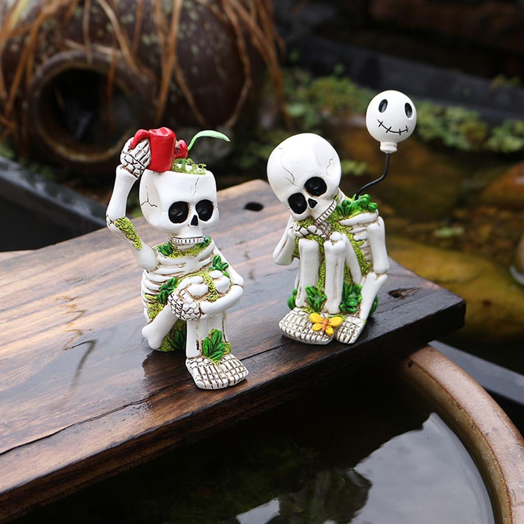 Two Fun Thinking Swinging Little Skulls - Halloween Resin Decorations, Add Mysterious Fun To Your Festival
