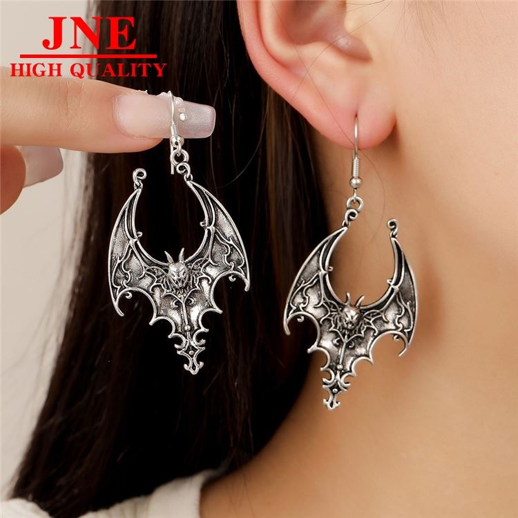 Dark Punk Niche Earrings Retro White Black Bat High-grade Earrings Personalized Creative Halloween Earrings