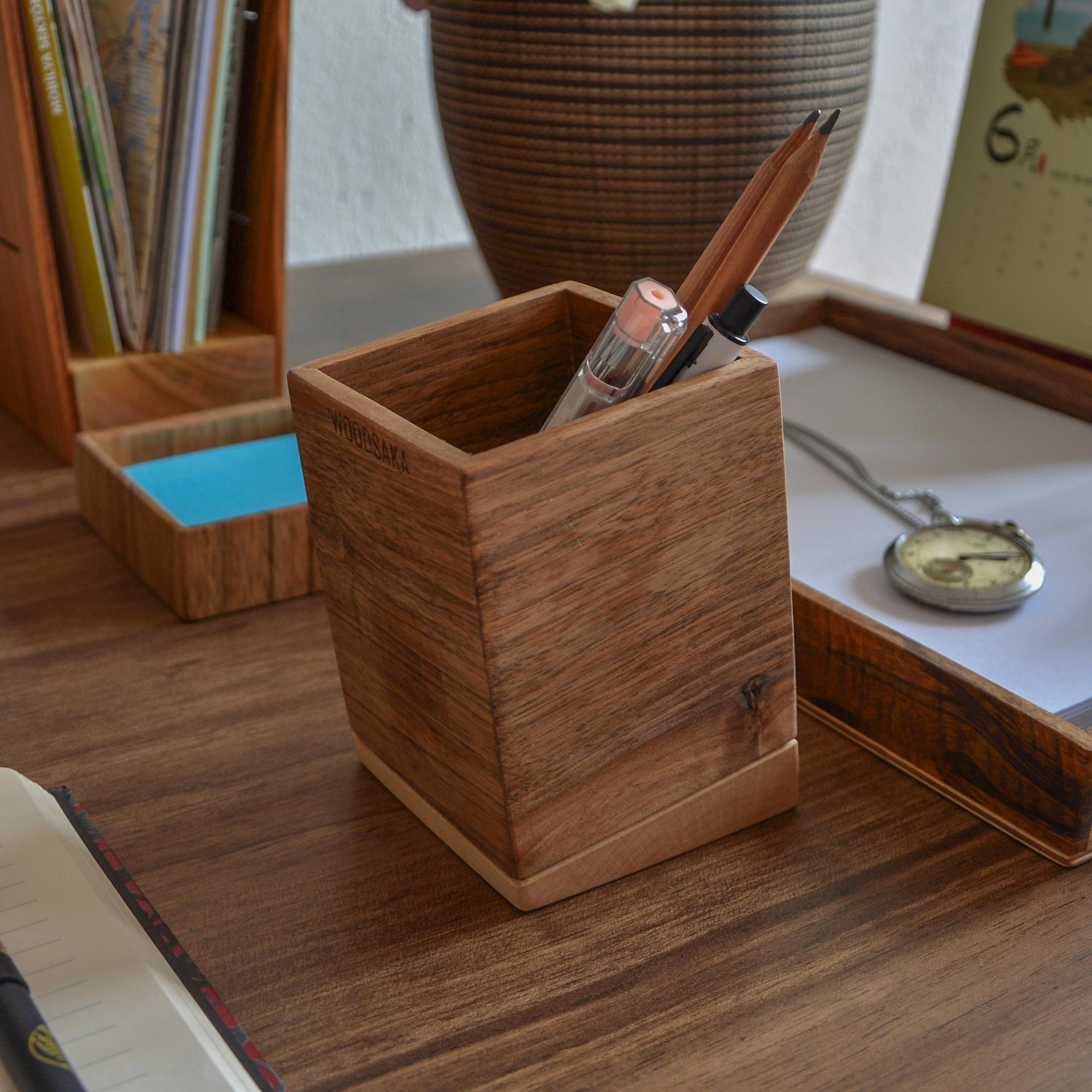 

Meru — Подставка для ручек — Дерево ореха и ольхи — 8см x 8см x 11см - WOODSAKA