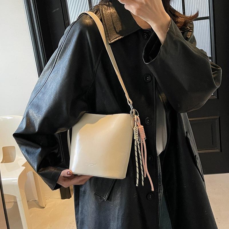 Simple Bag Women's Messenger Bag 2025 New Versatile Bucket Bag Niche Fashion Shoulder Underarm Bag One Piece Delivery