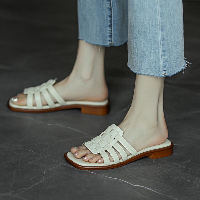 Toll zu tragen 2025 Sommer flachsohlige lässige Slipper Damenmode Ein-Wort-Schlappen vielseitige Retro-Sandalen