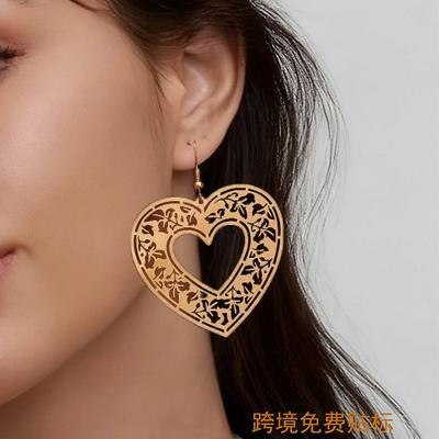 Une paire de boucles d'oreilles creuses en cuivre personnalité rétro mode double cœur est adaptée pour les loisirs quotidiens, les voyages et est polyvalente