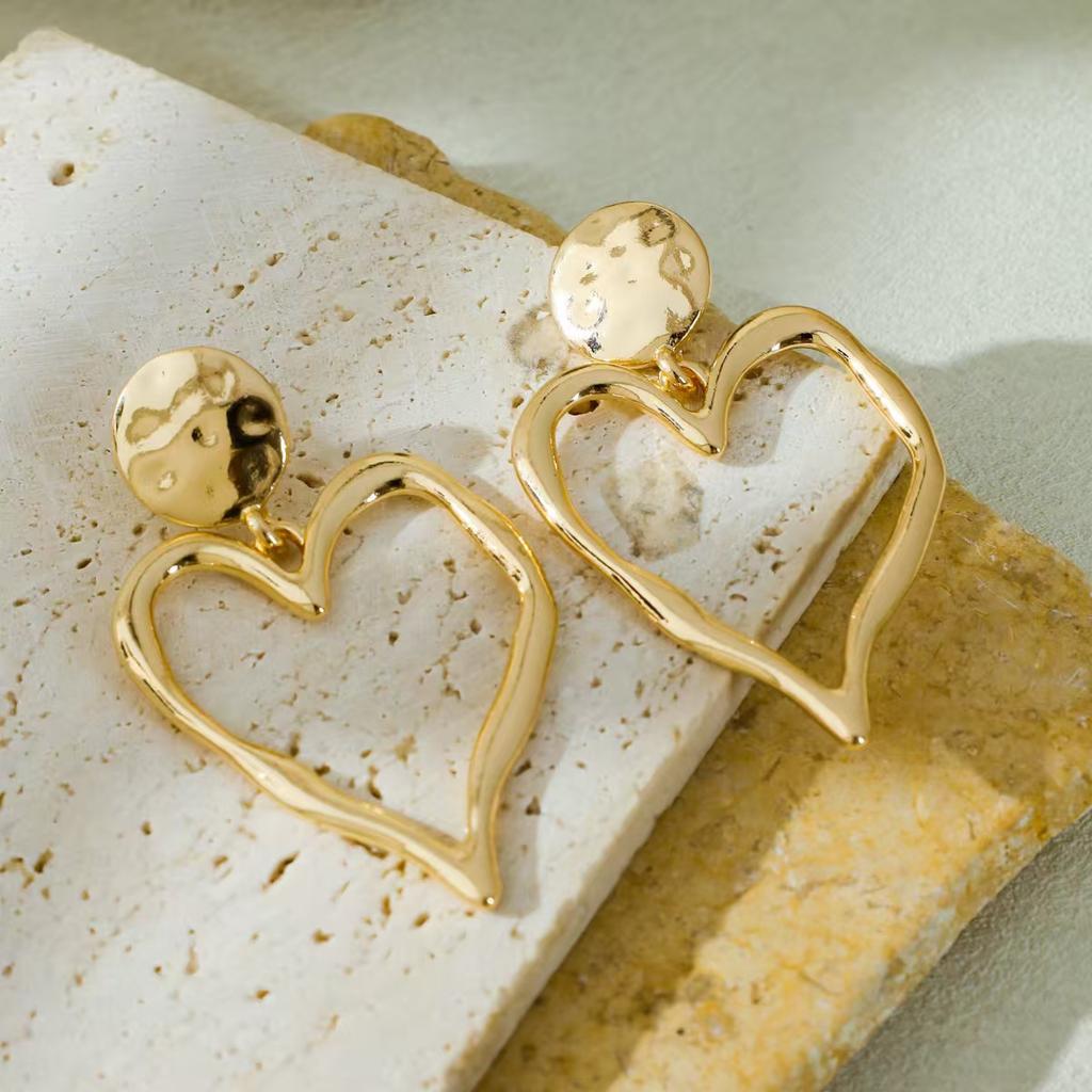 Fashionable Love Earrings Elegant Earrings Simple and High-end Design Suitable for Daily Wear