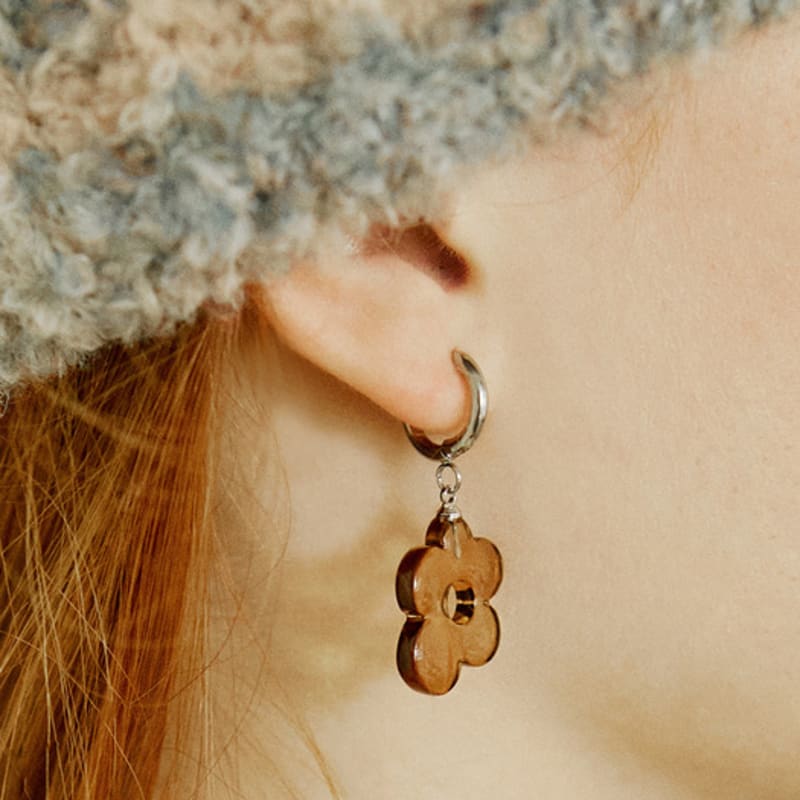VVV Unbalanced Daisy Ring Earrings