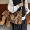 Leopard print tote bag, women's high-end sense niche underarm bag, lazy wind single shoulder crossbody packaging, large-capacity single shoulder bag.