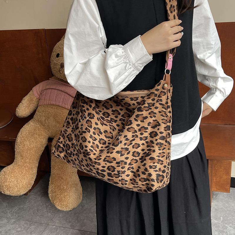 Leopard print tote bag, women's high-end sense niche underarm bag, lazy wind single shoulder crossbody packaging, large-capacity single shoulder bag.