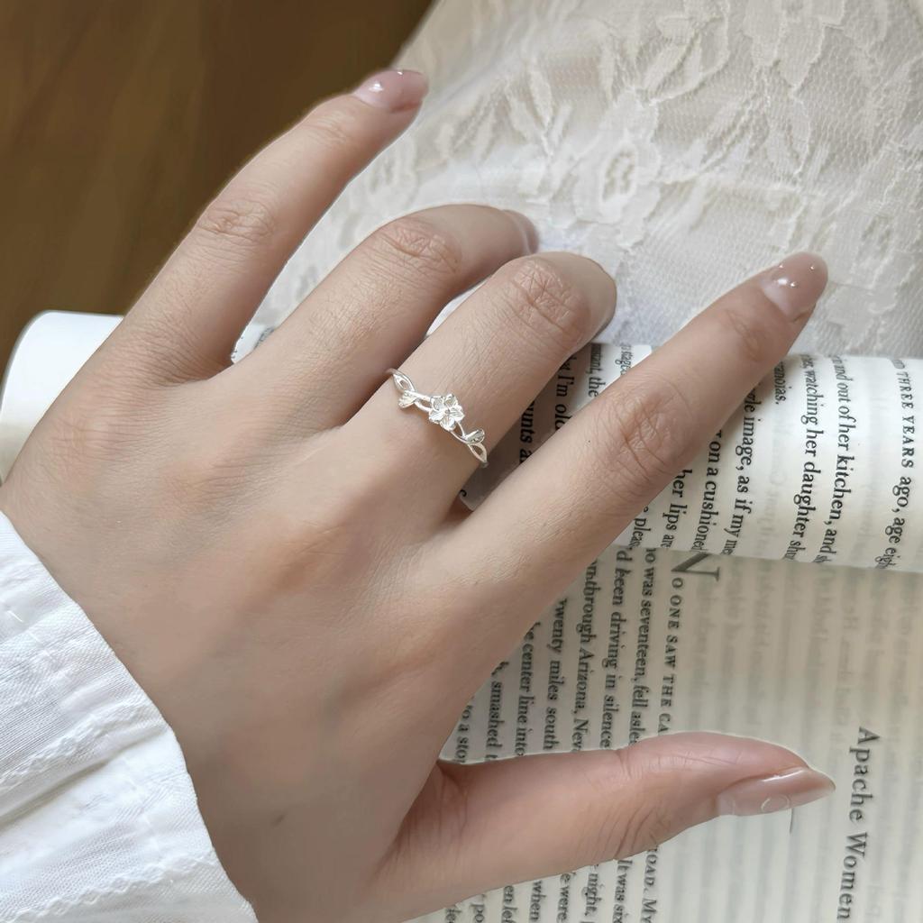 Anel Pequeno de Flor Elegante Ajustável para Mulheres - Estilo Ins, Design de Nicho, Acessório de Dedo Indicador Versátil na Moda