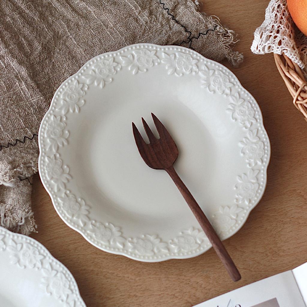 French Style Vintage Ceramic Plates 7.7 Inch Underglazed Colour Aesthetic Dinner Dish White Floral Pattern Relief Tableware