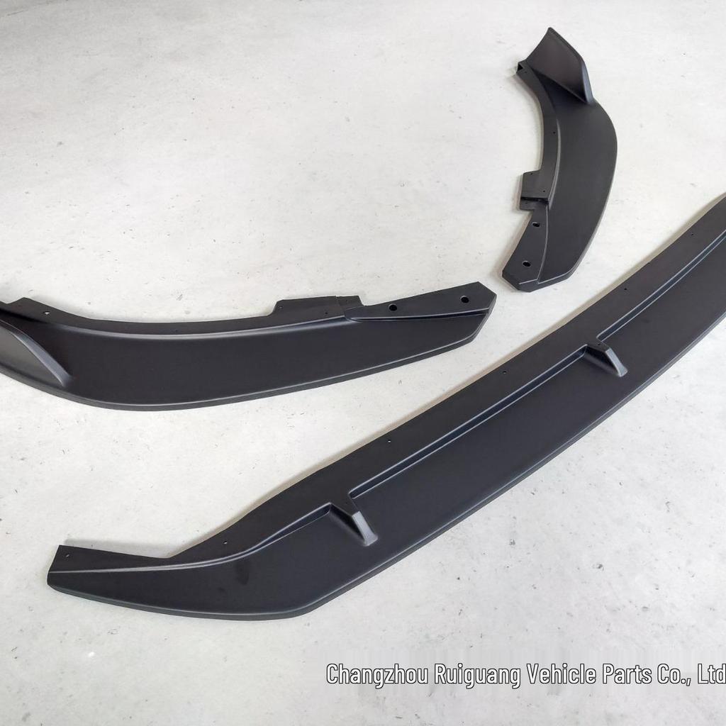 Zestaw przedniego splittera do Forda Focusa 2019: Sportowy Body Kit z Przednim Spliterem i Narożnymi Splitterami