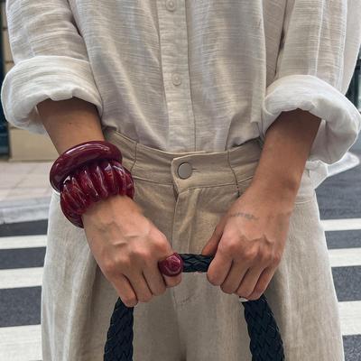 Bracciale Elastico Irregolare in Resina Rosso Vino Retrò con Design a Bracciale Aperto