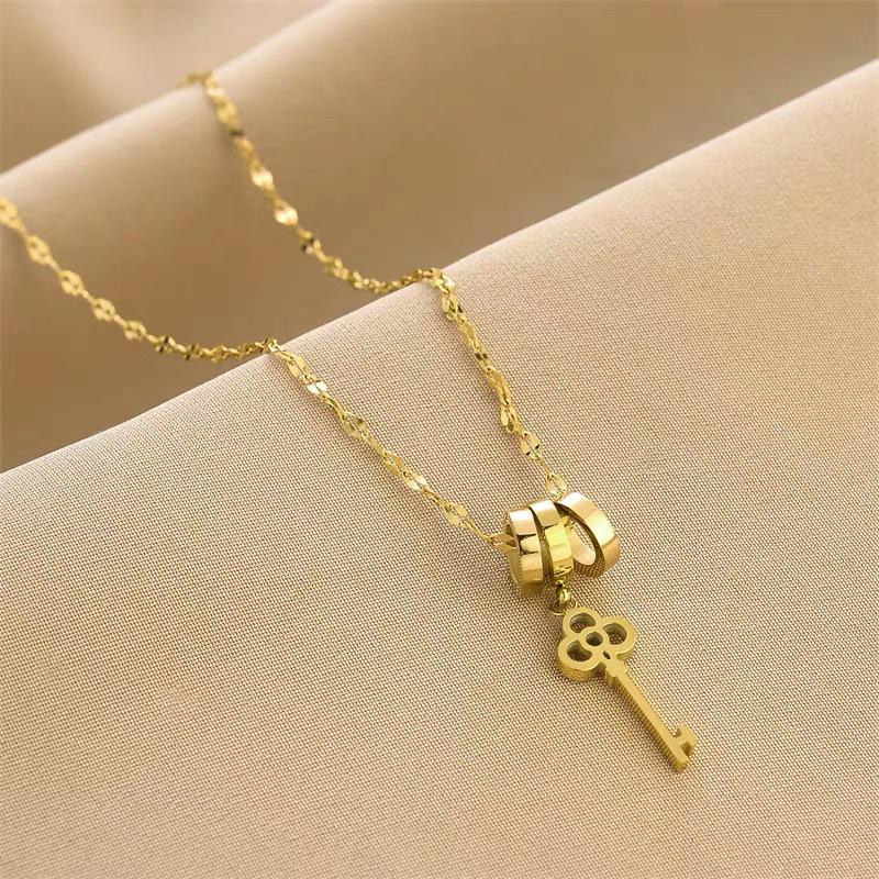 Titanium Steel Clavicle Chain: Durable, Non-fade, High-End Ins Style Niche Design Key Ring Pendant.