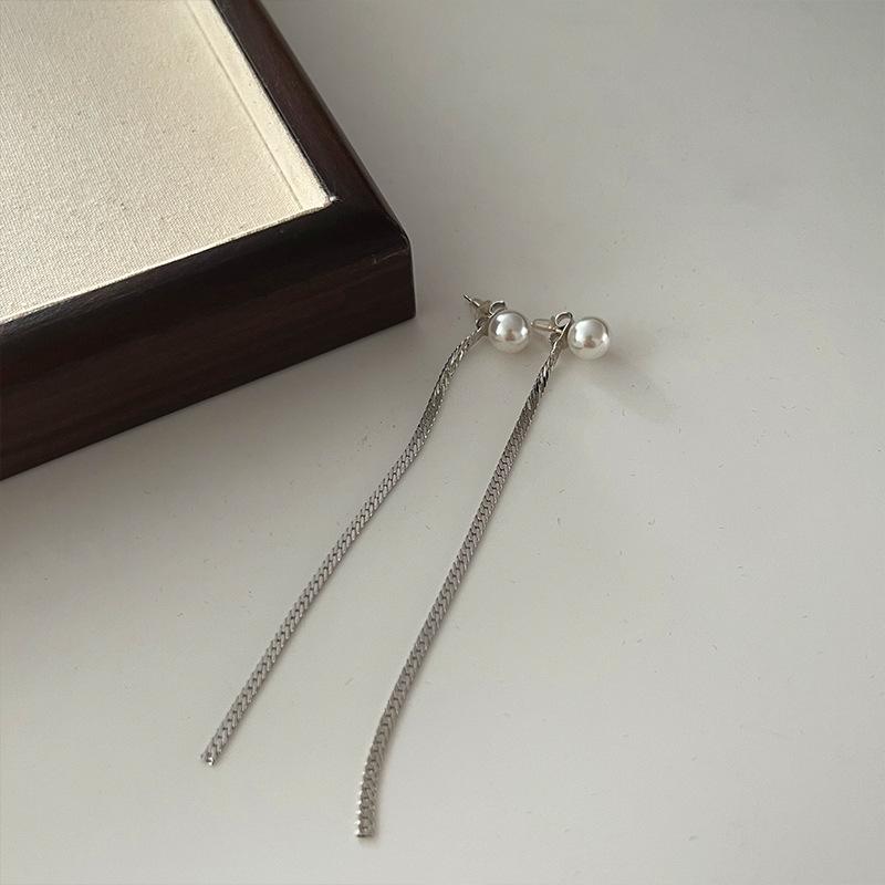 2023 Trendy Retro Pearl Stud Earrings: Sparkly Niche Design for Women