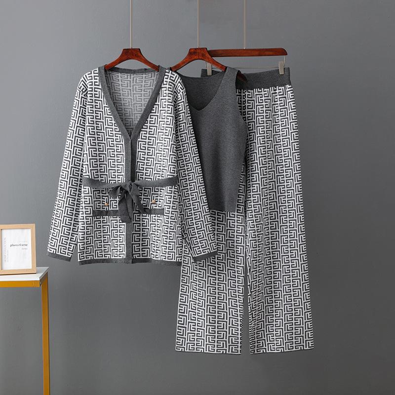 

Женский европейский и американский жаккардовый модный комплект: Пальто-шаль, трикотаж с V-образным вырезом, брюки широкого кроя One Size серый