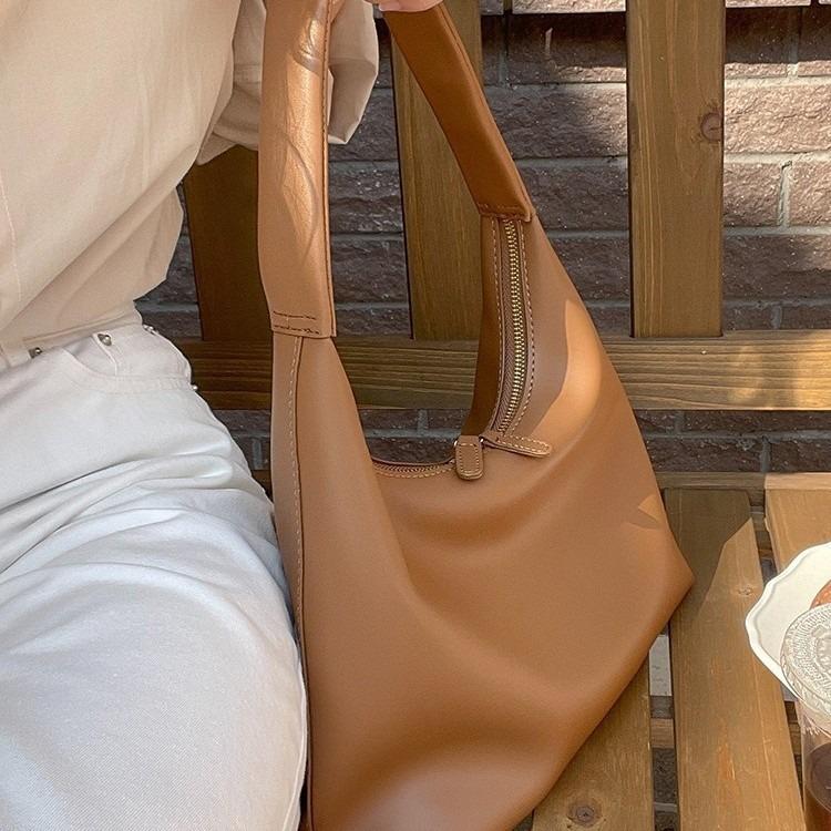 Korean Style Soft Leather Tote Bag for Women 2025 Retro Simple Fashion Single Shoulder Dumpling Bag Niche Design Large Capacity Commuting